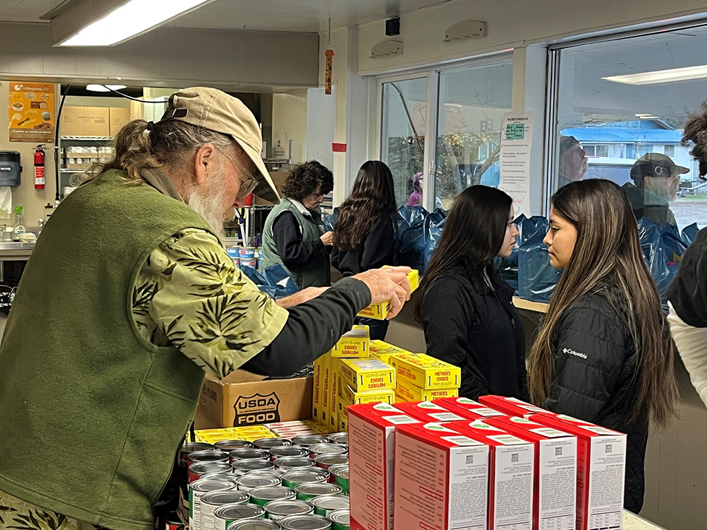 people at the Tonasket food bank